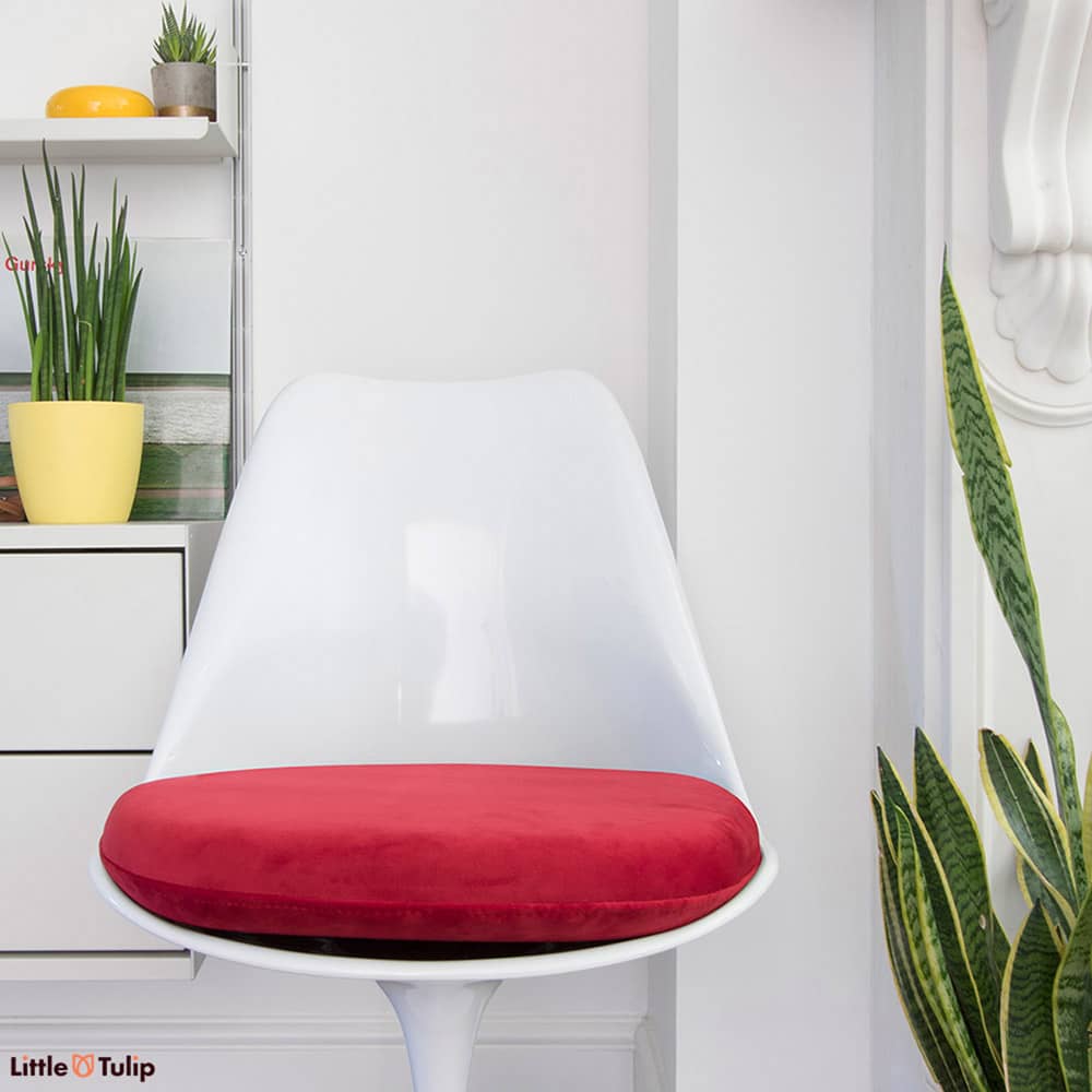 A gorgeous vibrant and luxurious red cushion is the finishing touch to the Saarinen Tulip Side Chair, with soft and velveteen fabric finish. 