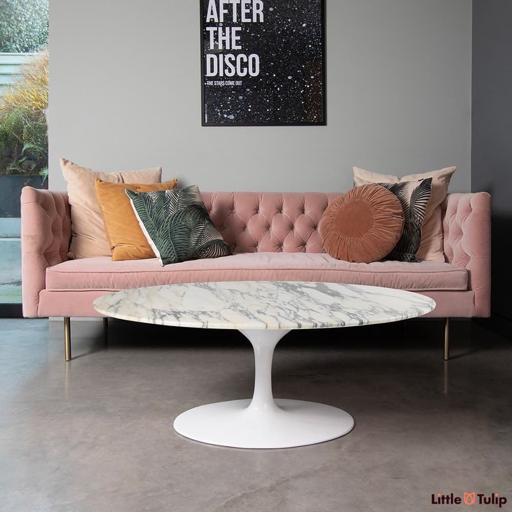 Striking on the marble floor, the Arabescato oval Saarinen coffee table brings a charm to the room with its white finish