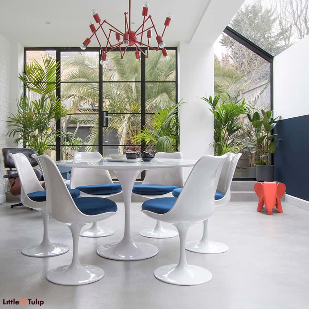 Simplicity personified with the Classic White Saarinen Tulip Table 120 cm matched together with the Tulip Side Chairs & finished with soft blue cushions