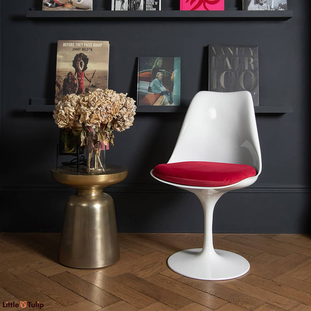 How it contrasts! The white tones of the original timeless Tulip Side Chair, a dazzling red velvet cushion & the dark interior of the room it stands in