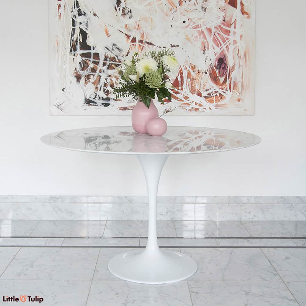 The simplicity of the white Carrara Marble is perfect for the 120 cm circular Saarinen Tulip Table because its subtlety works with literally any décor