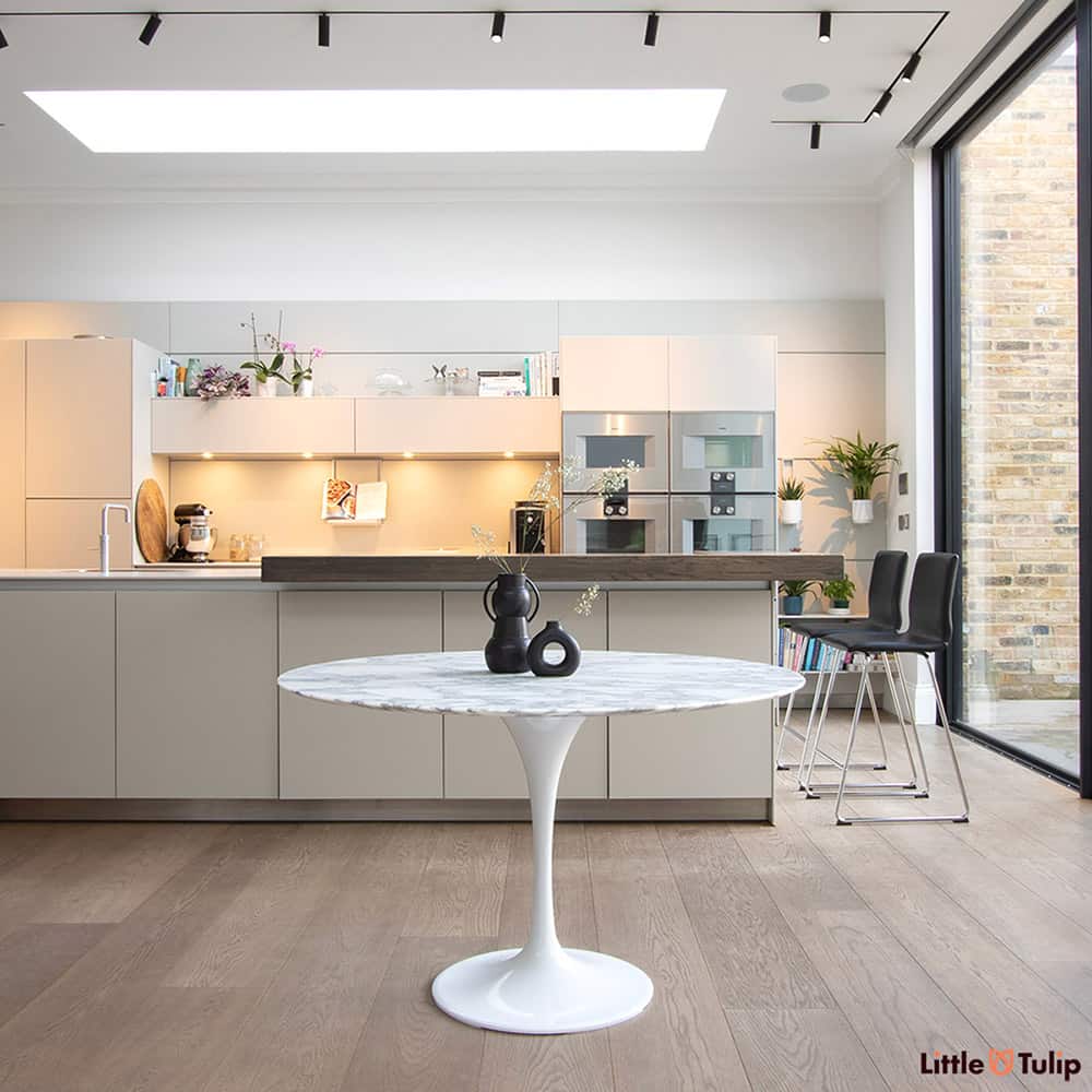 The white Arabescato marble adds something of an extra dimension to this 120 cm circular Tulip dining table within this super modern kitchen diner