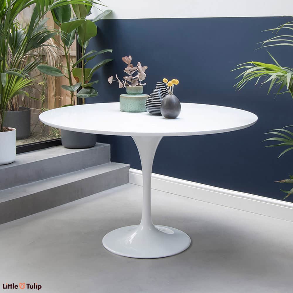 The classic original 120 cm Saarinen Tulip Table showcases a plain white top which seamlessly works itself into the décor of absolutely any dining room 